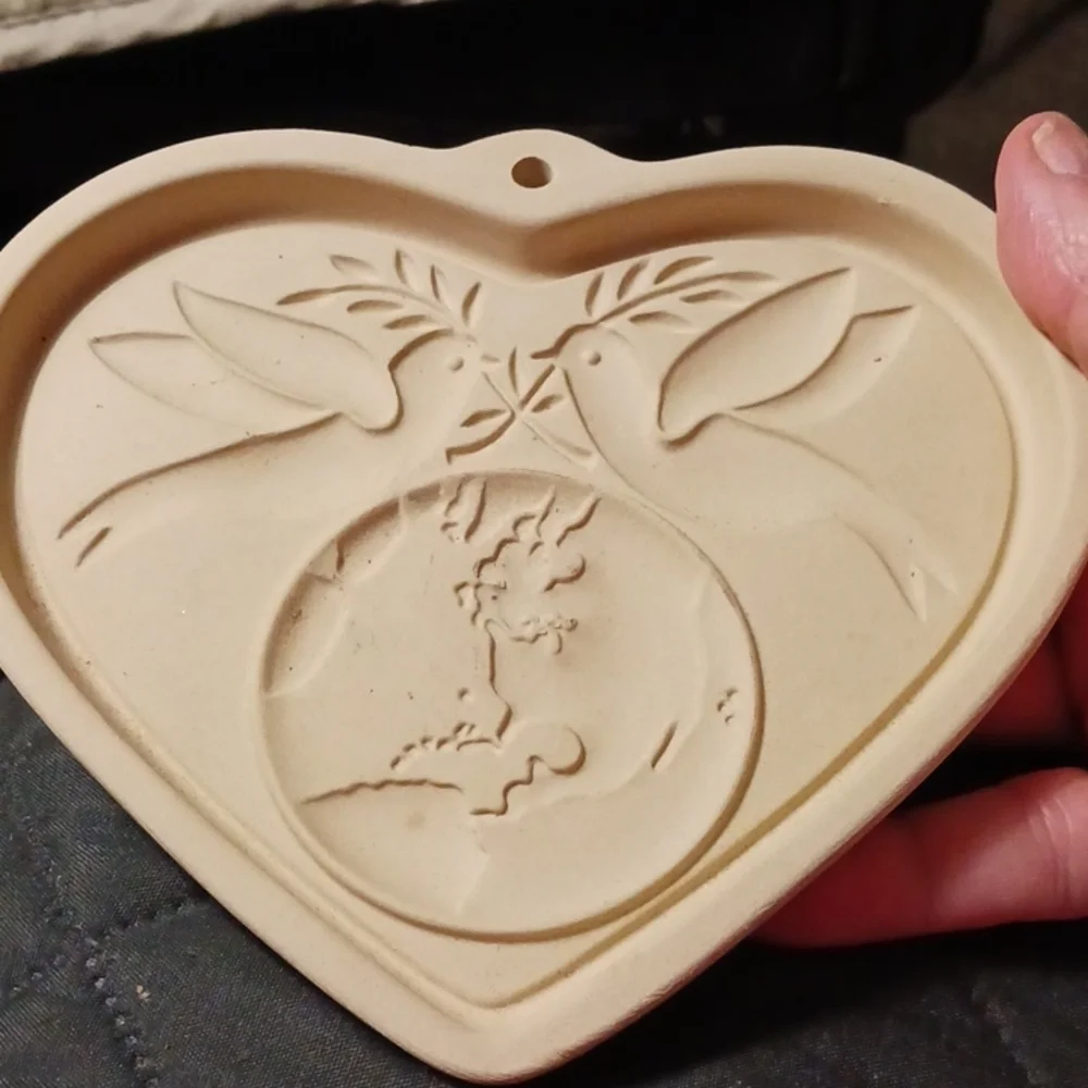 The Pampered Chef Prace on Earth Heart Cookie Mold